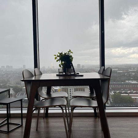 Luxury 2 Bedroom En-Suite Apartment Balcony Views 맨체스터 외부 사진
