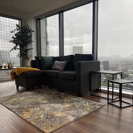 Luxury 2 Bedroom En-Suite Apartment Balcony Views 맨체스터 외부 사진