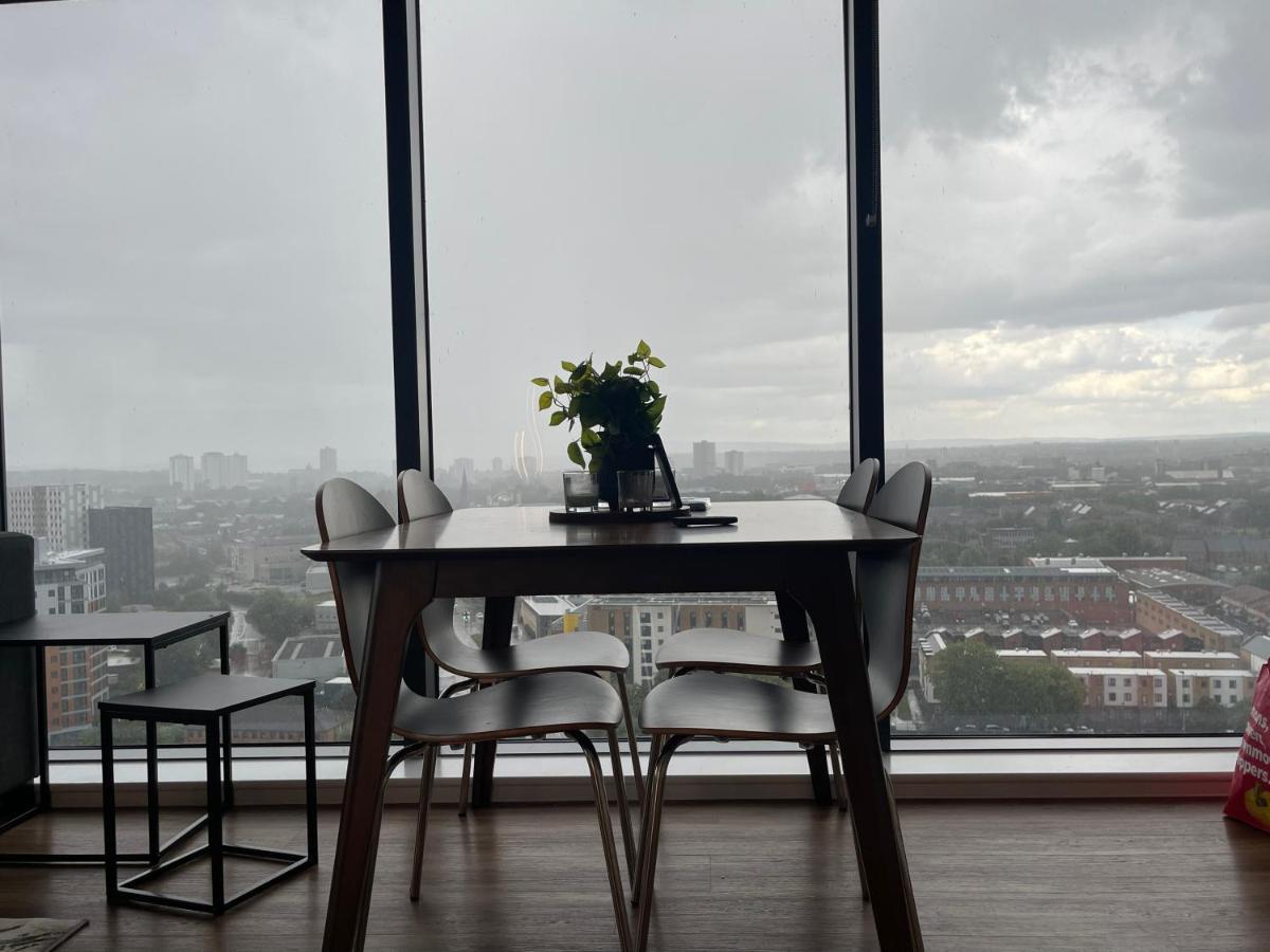 Luxury 2 Bedroom En-Suite Apartment Balcony Views 맨체스터 외부 사진