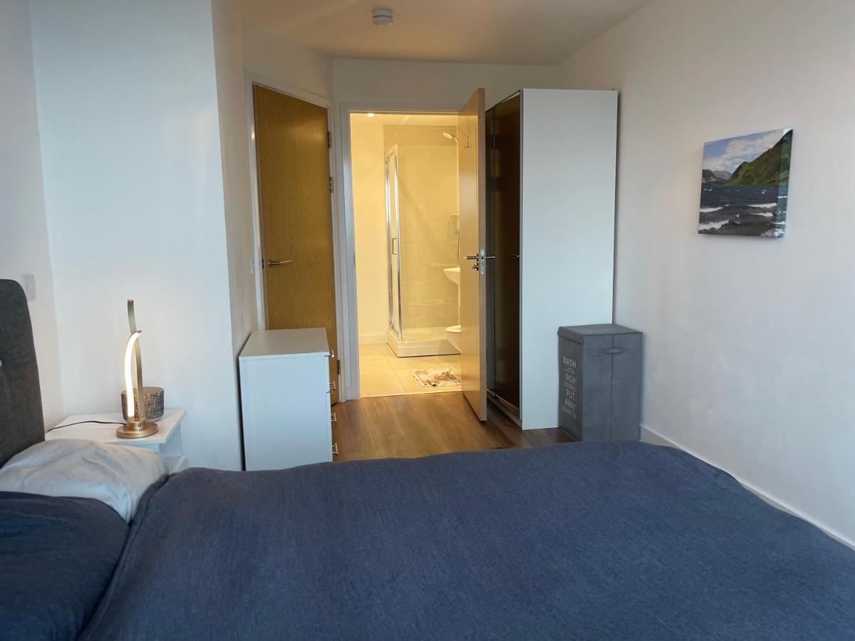 Luxury 2 Bedroom En-Suite Apartment Balcony Views 맨체스터 외부 사진