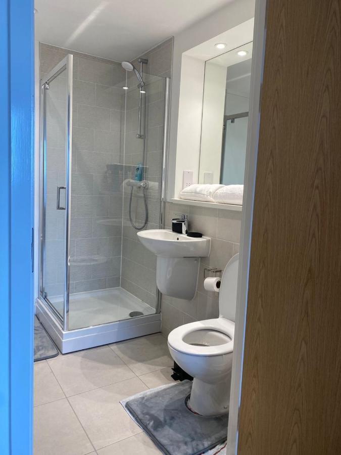 Luxury 2 Bedroom En-Suite Apartment Balcony Views 맨체스터 외부 사진
