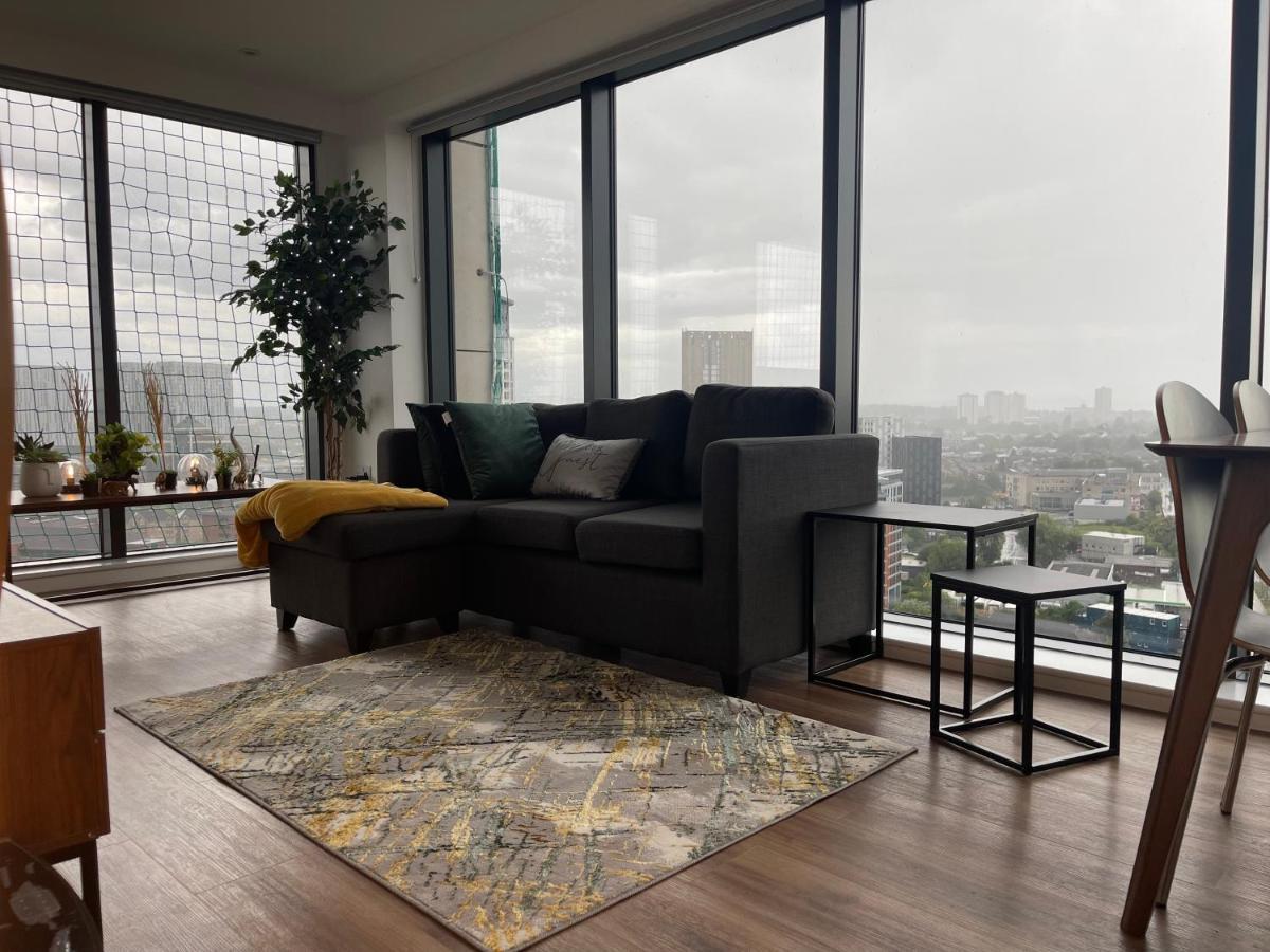 Luxury 2 Bedroom En-Suite Apartment Balcony Views 맨체스터 외부 사진