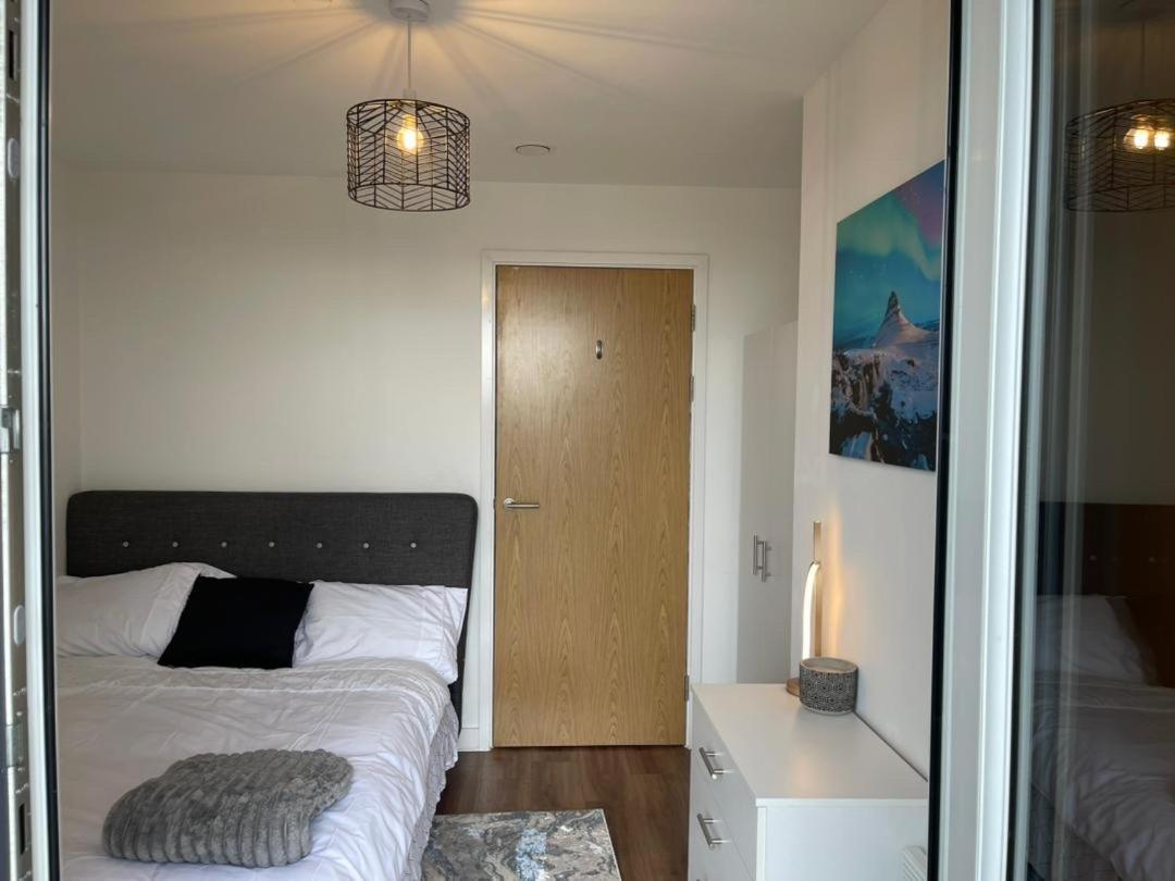 Luxury 2 Bedroom En-Suite Apartment Balcony Views 맨체스터 외부 사진